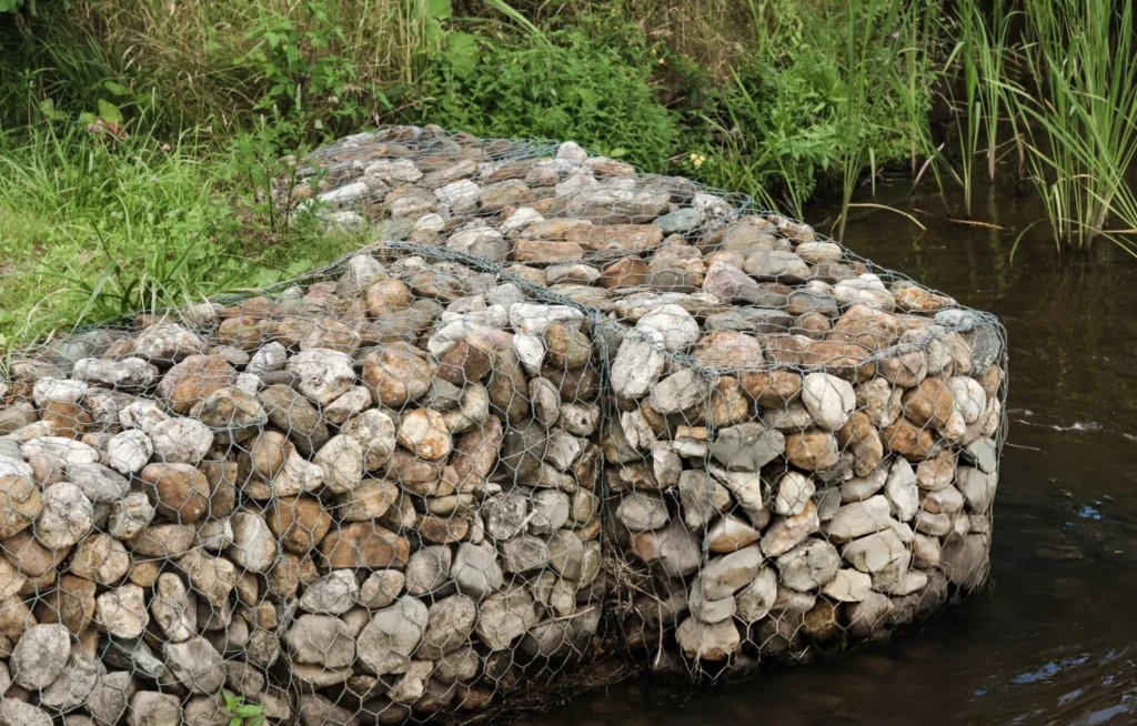 How to Install River Rock Around a Foundation